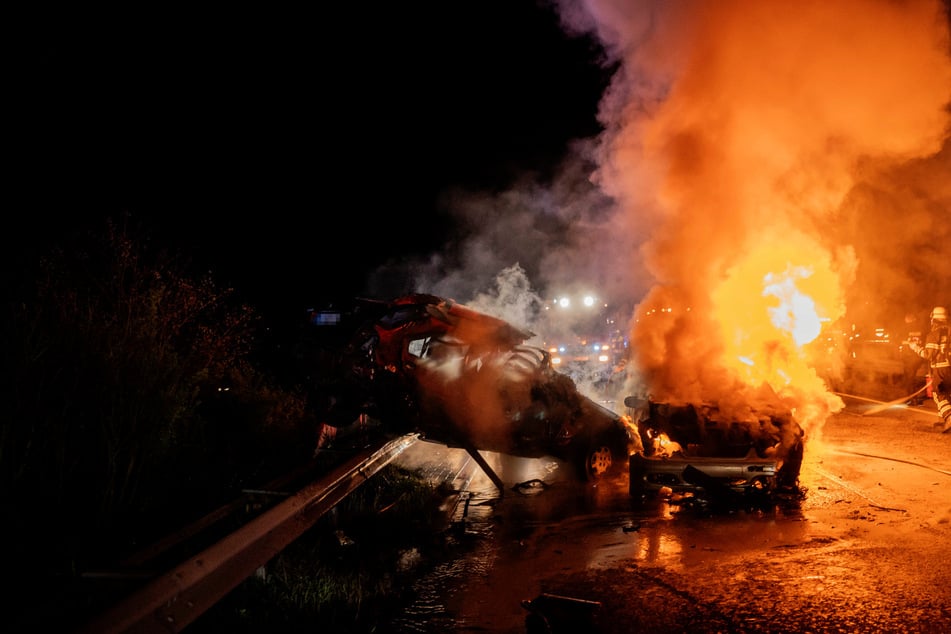 Wegen des Feuers musst die B42 im Bereich der Unfallstelle bis in die Morgenstunden voll gesperrt bleiben.