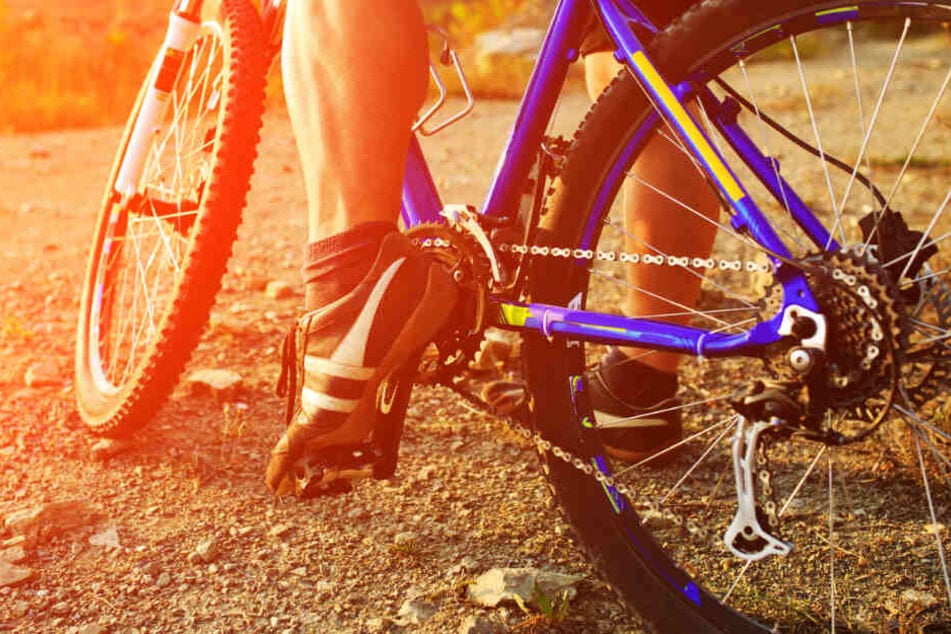 Ein Radfahrer attackierte scheinbar wahllos mehrere Menschen und Autos (Symbolbild).