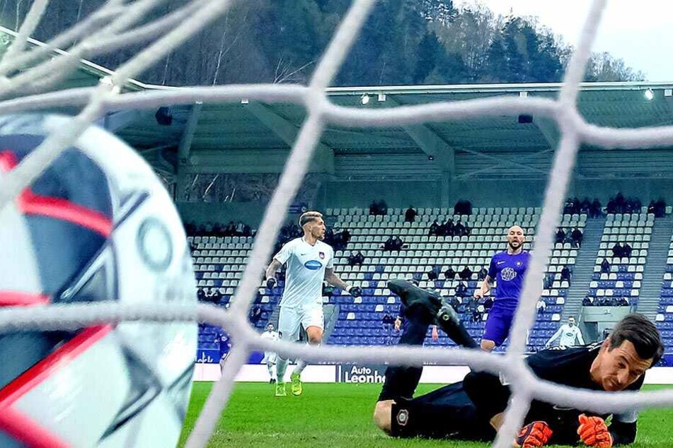 Keeper Martin Männel, der hier in der Partie gegen den 1. FC Heidenheim im April geschlagen am Boden liegt, wird den FCE Aue heute in Fürth wieder als Kapitän auf den Rasen führen. Foto: Frank Kruczynski