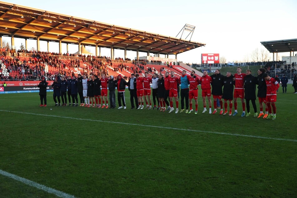 Reife Leistung im Bezirksderby: Die Schwäne durften sich zu Recht feiern lassen.