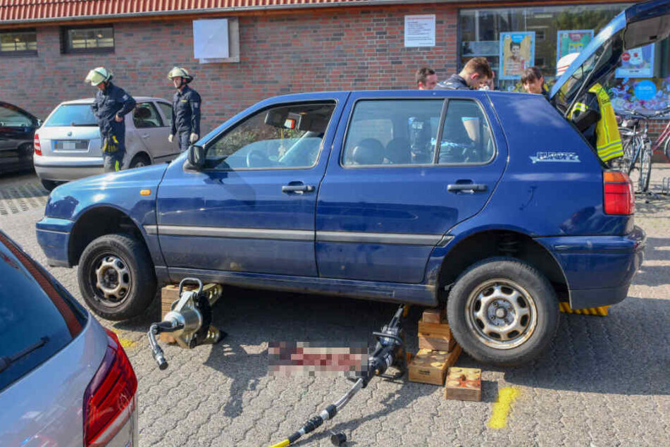 Unter diesem VW Golf war der Junge eingeklemmt worden.