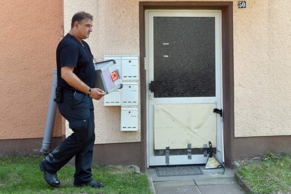 Schlangenexperte Roland Byne ist auf der Suche nach der Kobra.