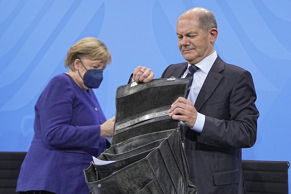 Kanzlerin Angela Merkel (67, CDU) und ihr voraussichtlicher Nachfolger Olaf Scholz (63, SPD) haben Beratungen mit den Ländern über mögliche Konsequenzen aufgenommen.