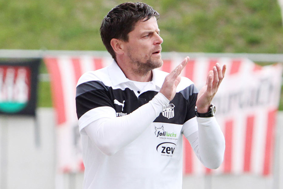 Da kann man ruhig mal klatschen. FSV-Trainer Ziegner ist zufrieden.