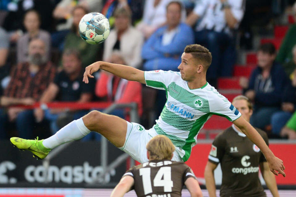 Mats Möller-Daehli hat im Zweikampf gegen Fürths Paul Seguin das Nachsehen.