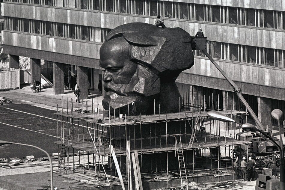 1971 wurde das Bronze-Monument in der Brückenstraße aufgebaut. Arbeiter der Germania schweißten die Einzelteile zusammen.