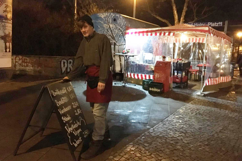 Jürgen Arendt (61) startete online und offline eine Petition, um seinen Bratwurststand "Jürgen & Jürgen" vor dem Untergang zu bewahren. Nach einer Woche kamen schon 500 Unterschriften zusammen.