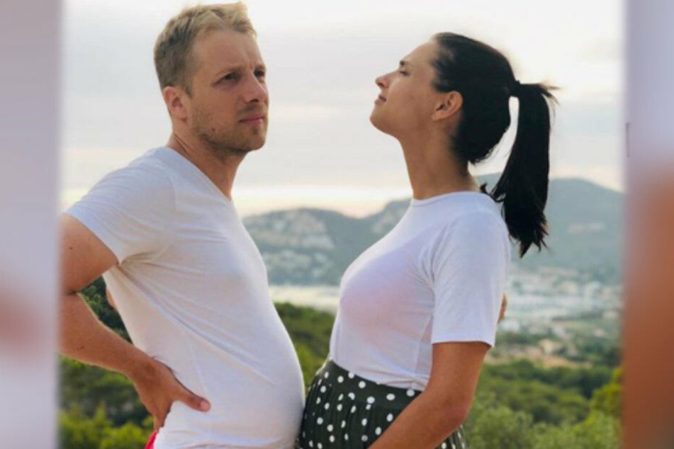 Zwei Bäuche, eine Liebe. Oliver Pocher und Amira Aly.