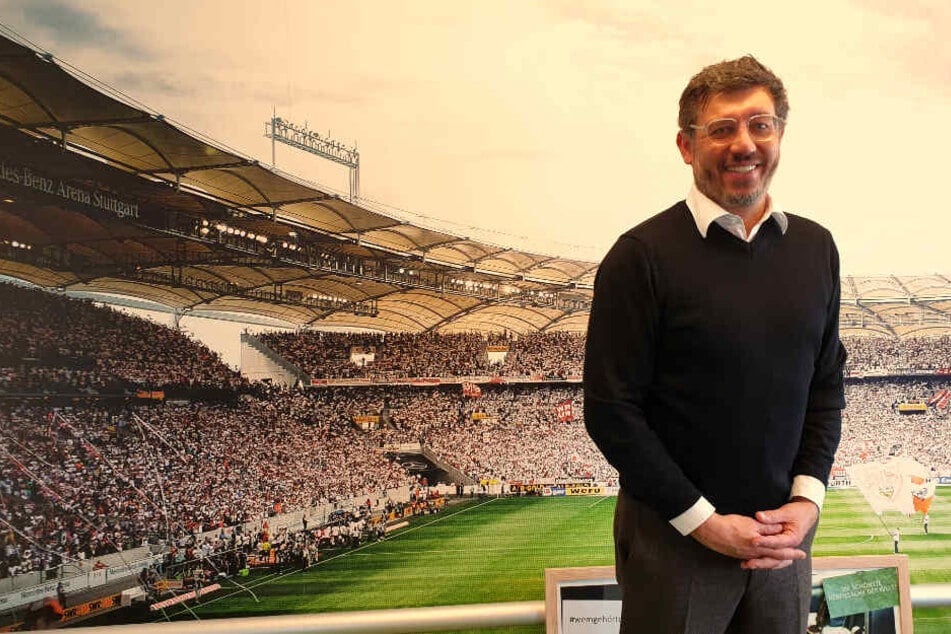 Claus Vogt steht beim TAG24-Interview im Fußballzimmer seiner Firma Intesia (Böblingen) vor einer Wand, auf der die Mercedes-Benz Arena zu sehen ist.