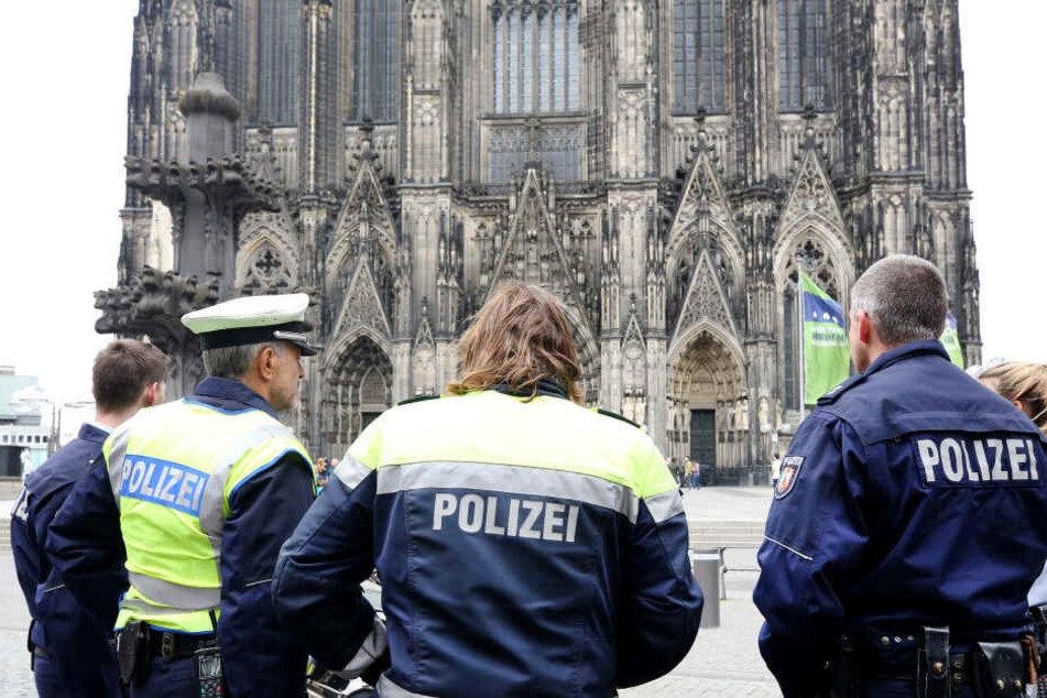 Polizisten nahmen den Exhibitionisten am Kölner Dom vorläufig fest (Symbolbild).