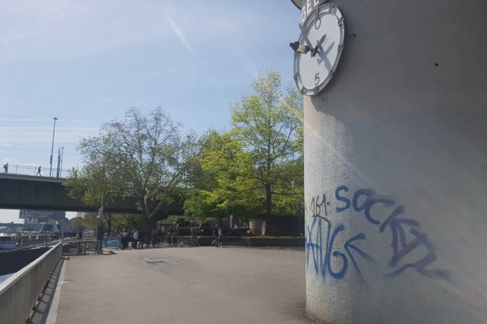 An der Promenade am Kölner Altstadtufer ist der Pegel Köln ein markantes Zeichen und beliebter Treffpunkt.