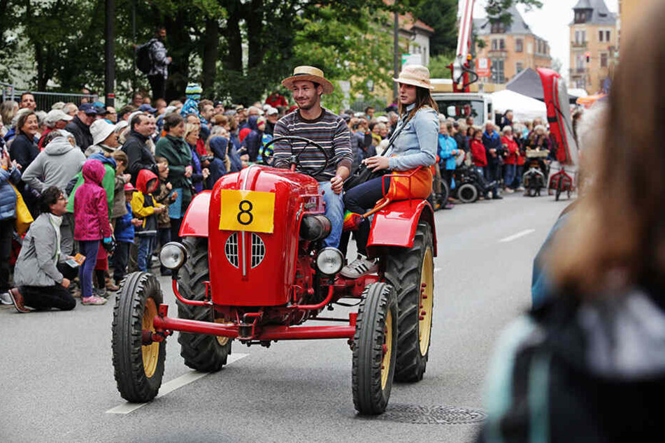 Festumzug zum Auftakt des Elhangfestes: Tausende Gäste säumen ab Loschwitz die Strecke.
