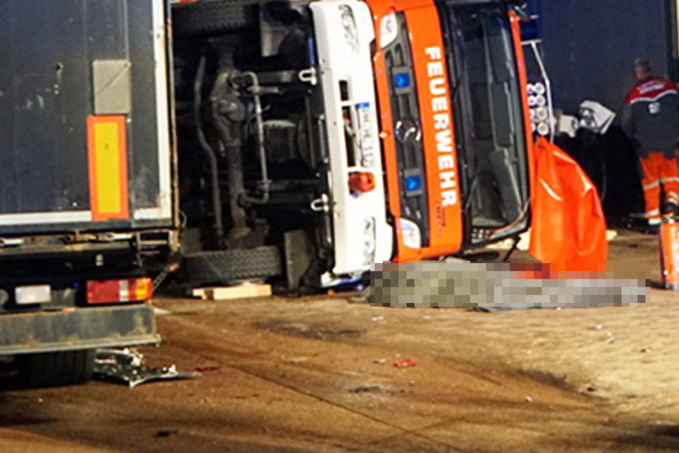 Der Lkw raste in ein Stauende, am Ende kippte das Feuerwehrauto um und begrub zwei Kameraden unter sich.
