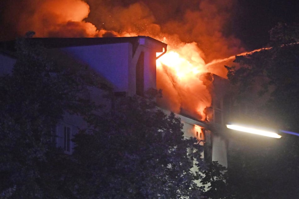 Wegen eines Feuers in Berlin-Reinickendorf sind in der Nacht zum Freitag zehn Menschen in Sicherheit gebracht worden.
