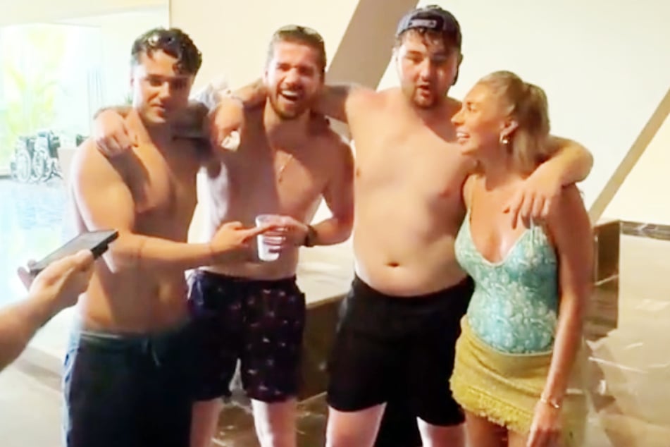 Der Pornostar befindet sich derzeit in Mexiko im Urlaub. Dort kleidet sich die angeblich Schwangere ungewohnt "stoffreich".