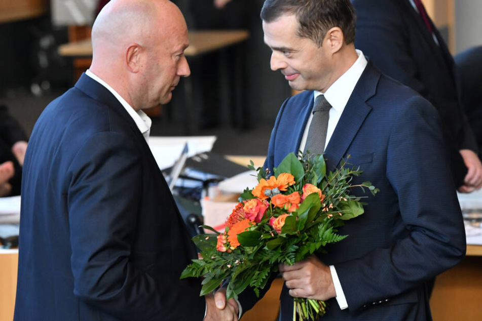 Mike Mohring (re.) gratulierte Kemmerich nach der Wahl, bot ihm eine Zusammenarbeit an.