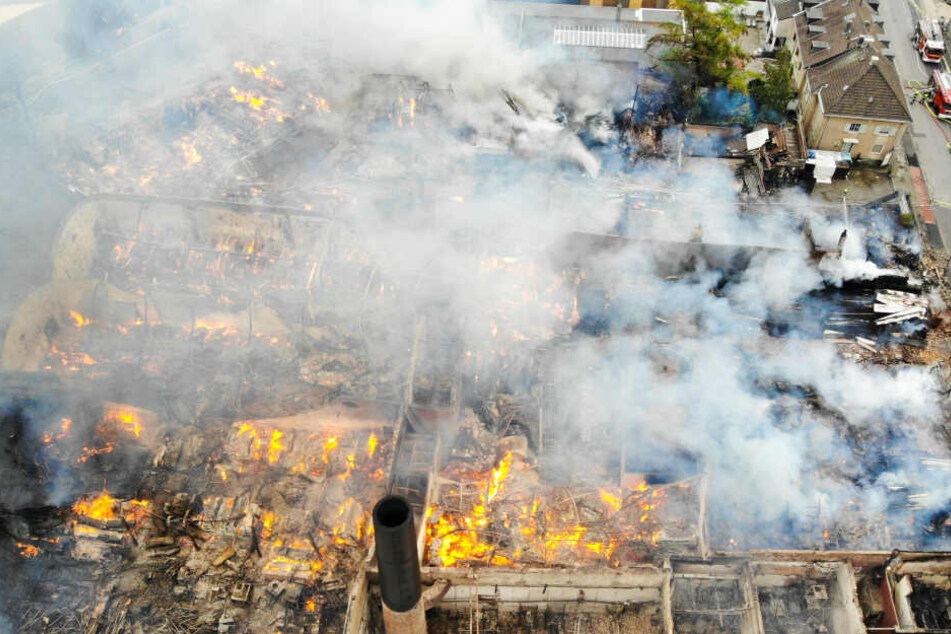 Aus der Luft ist das Ausmaß des Feuers gut zu sehen.