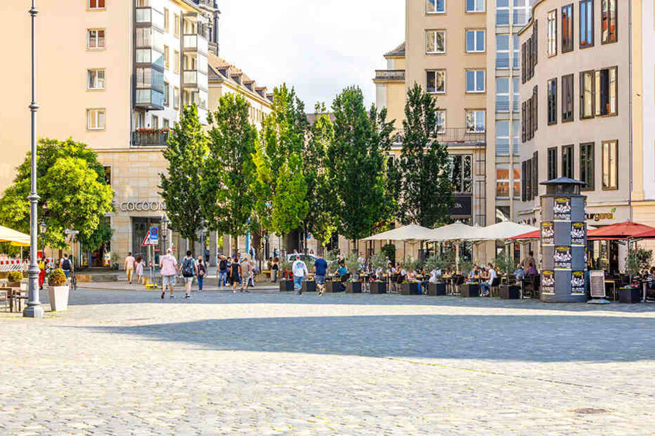 Hier wird der Neumarkt vollendet: Dort, wo heute eine Baumgruppe steht, befand sich bis 1945 das Hotel "Stadt Rom".