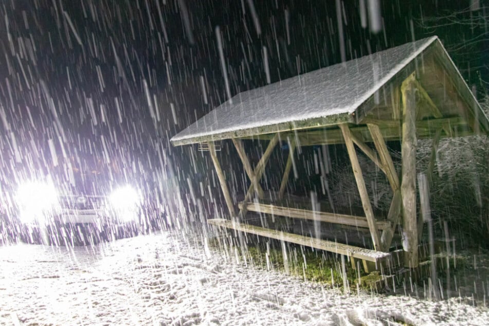 Die Landschaft im oberen Erzgebirge wurde in der Nacht von einer geschlossenen Schneedecke bedeckt.