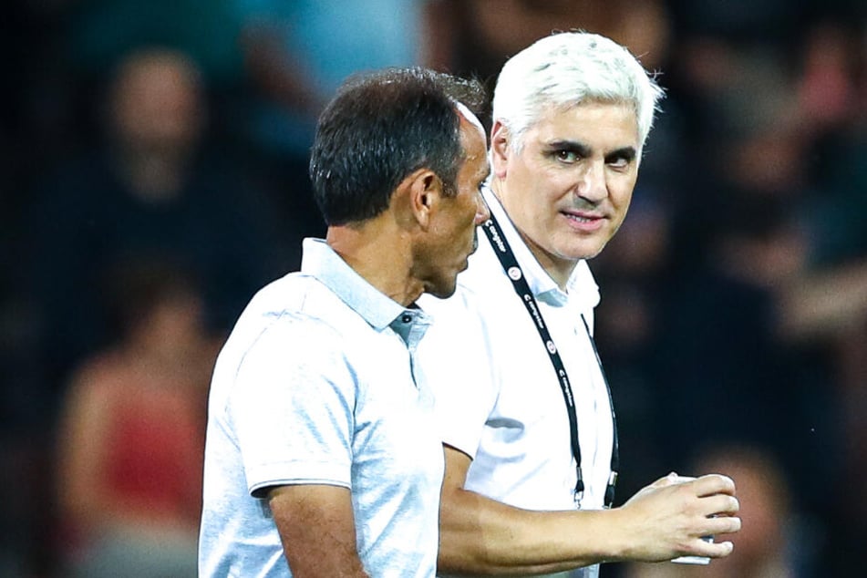 Sport-Chef Andreas Bornemann (rechts) stärkt Trainer Jos Luhukay den Rücken.