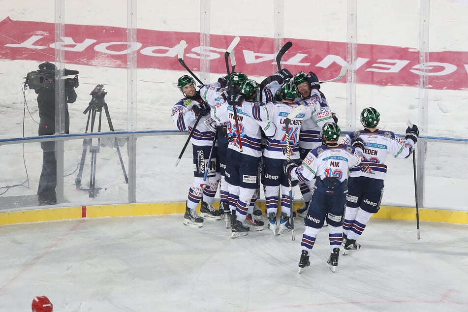 Die Eisbären Berlin feiern den Sieg im Winter Game.
