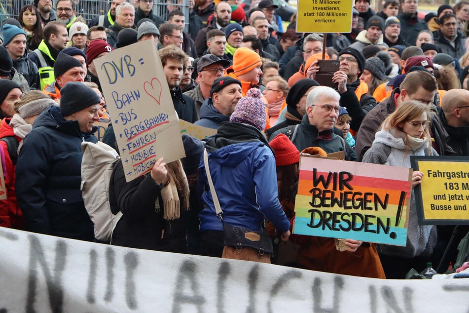 Vor dem Rathaus demonstrierten Menschen gegen den Sparhammer.