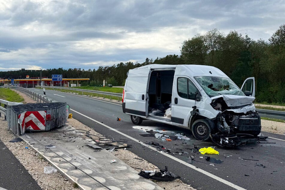 Keinen Gurt angelegt? Bei einem schweren Unfall auf der A6 bei Kammerstein wurden zwei 23 Jahre alte Männer aus einem Transporter geschleudert.