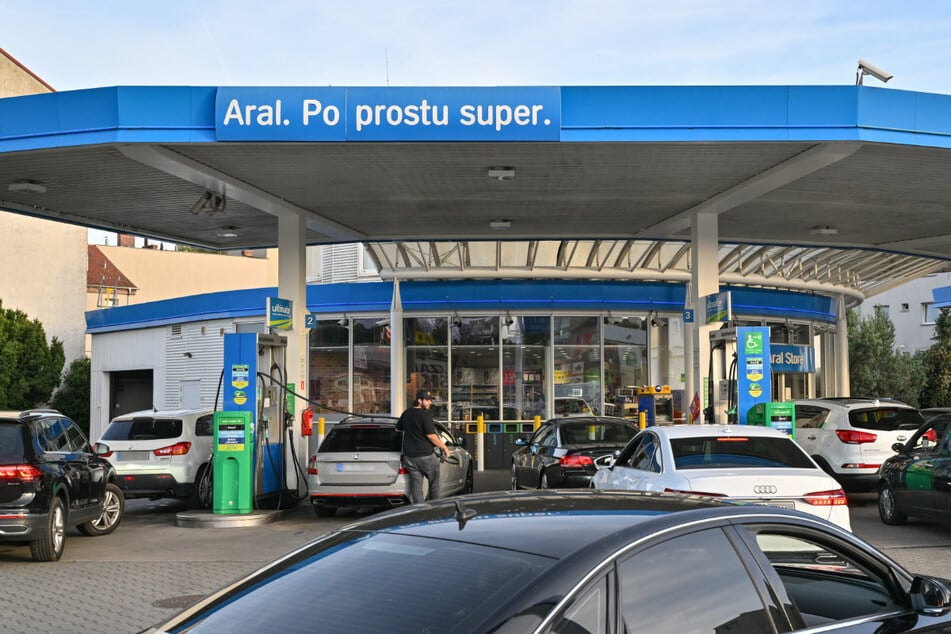 In Polen tankt es sich beispielsweise sehr günstig: 35 Cent weniger sind es bei Superbenzin, 18 bei Diesel. (Symbolfoto)