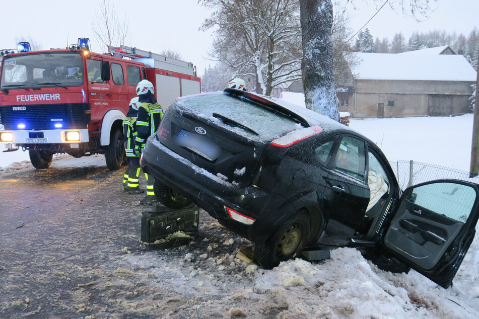 Einsatzkräfte der Feuerwehr mussten die verletzte Frau aus dem Unfallauto befreien.