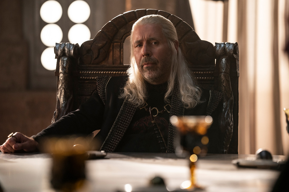 Paddy Considine (49) sitzt als König Viserys Targaryen "friedvoll" am Esstisch.