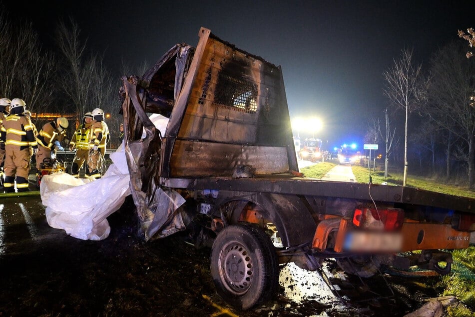 Auch der Transporter brannte bei dem Unfall aus. Alle Insassen starben.