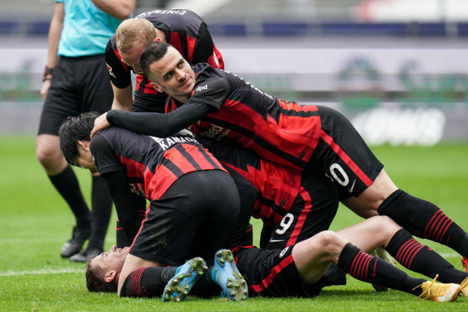 Große Freude bei den Spielern von Eintracht Frankfurt nach dem 4:2 von Erik Durm (auf dem Boden liegend).