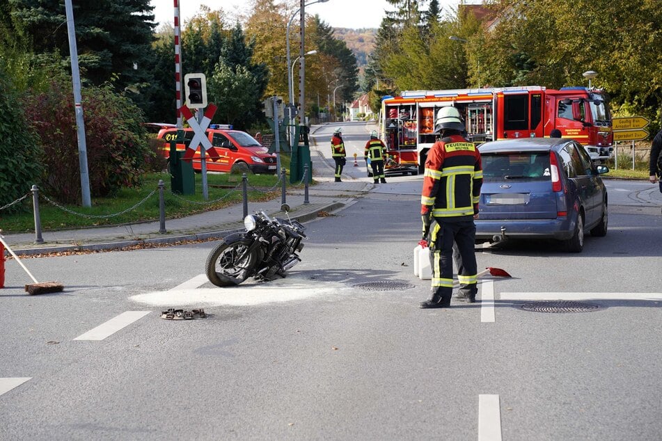 Der Ford übersah den Biker offenbar beim Abbiegen.