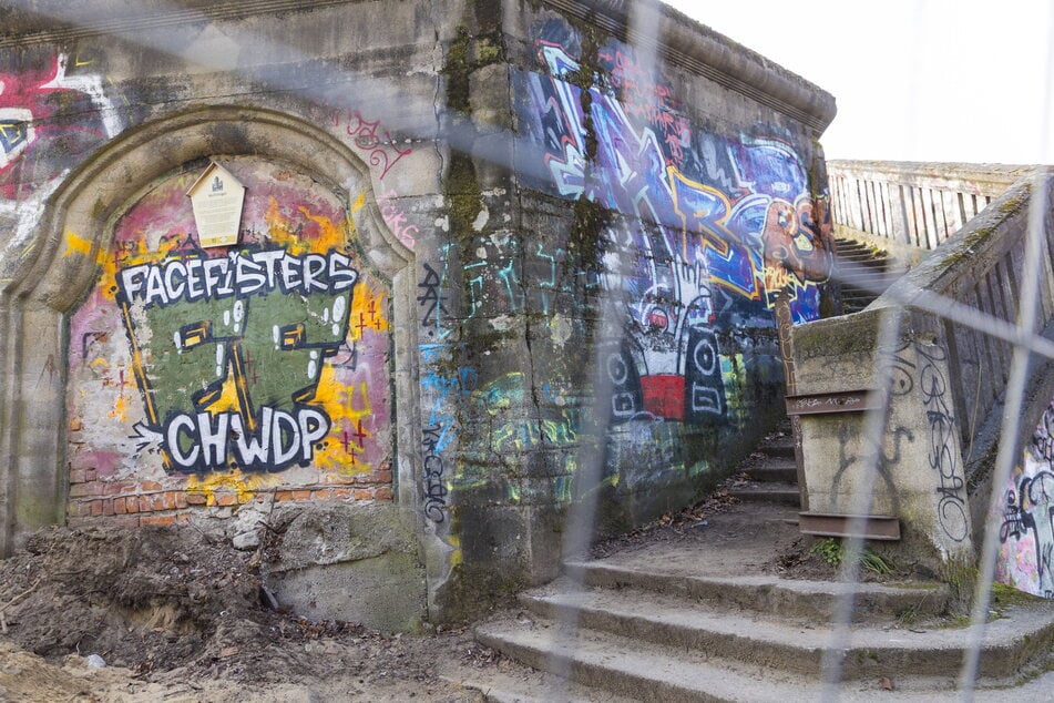 Die Baustelle ist durch Zäune abgesichert: Über die Jahre nutzten Sprayer die Stahlbetonwände als Fläche für ihre Graffitis.