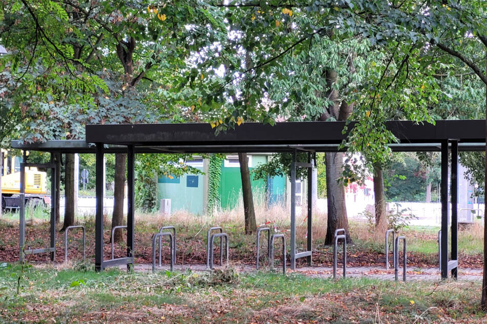 Beim Fahrradstellplatz an der Wendeschleife in Meusdorf kommen noch vier weitere Bügel hinzu.