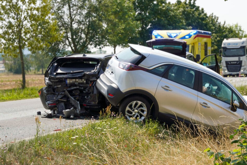 Fahrer übersieht vor ihm stehendes Auto: Mehrere Verletzte nach Unfall, darunter drei Kinder