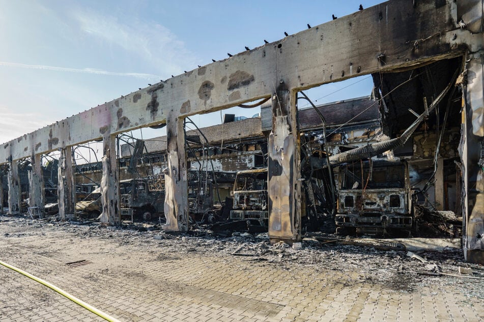 Die Feuerwache ist nach dem Brand zur noch eine Ruine. Als Übergangslösung soll nun eine Leichtbauhalle dienen.