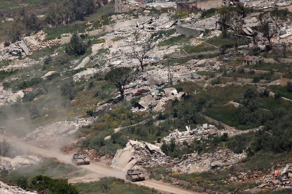 Militärfahrzeuge der israelischen Verteidigungskräfte patrouillieren im Südlibanon, vom Norden Israels aus gesehen.