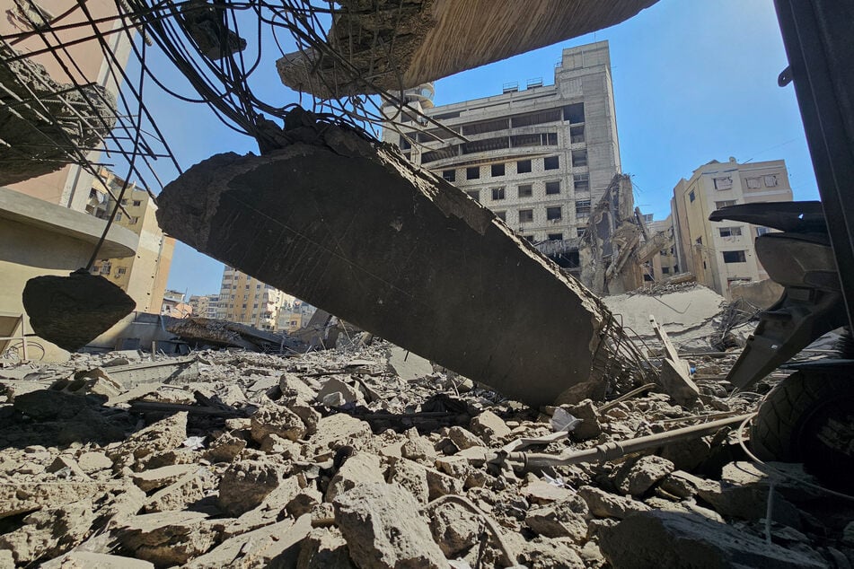 Trümmer bedecken das Hauptquartier des Fernsehsenders Al-Manar der Hisbollah, nachdem es bei einem israelischen Luftangriff getroffen wurde.