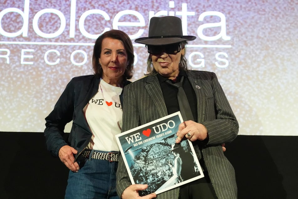 Udo Lindenberg am Mittwoch mit seiner Musikmanagerin Rita Flügge-Timm mit der allerersten Ausgabe des Tribut-Albums "We love Udo".