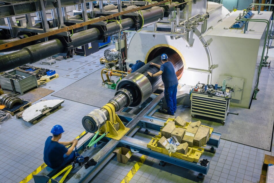 Der Läufer eines Stromgenerators steckt im "Induktor", eine Art übergroßer Dynamo.