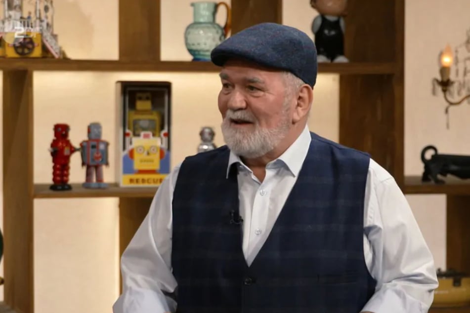 Küchenchef Sepp möchte bei "Bares für Rares" eine alte Speisekarte zu Geld machen.