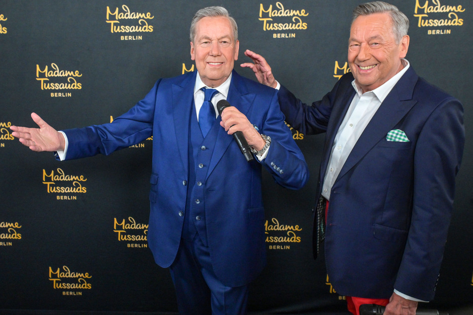 Ist der echt? Der Schlagerstar (ohne Krawatte) tätschelt seine Wachskopie. Der doppelte Roland ist ab Samstag bei "Madame Tussauds" in Berlin zu sehen.