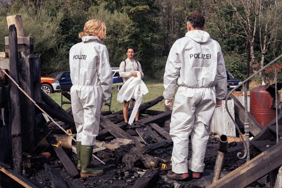In den Trümmern einer abgebrannten Holzhütte wird eine Leiche gefunden.