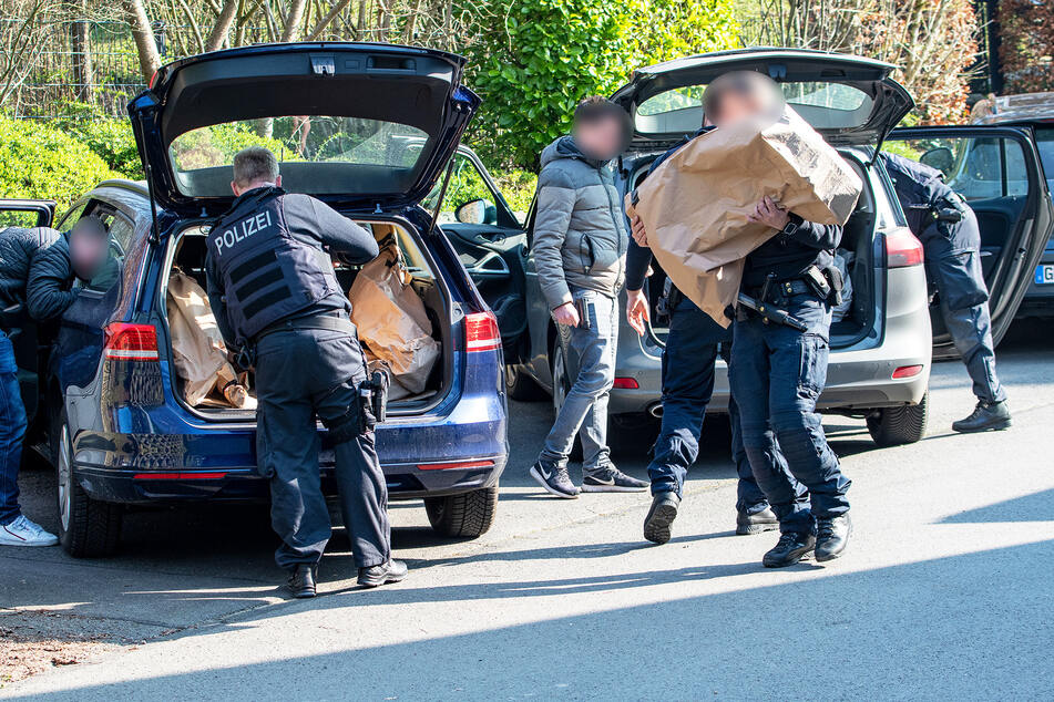 In Gummersbach fanden Ermittler tütenweise Beweismaterial, darunter auch Schrotflinten.