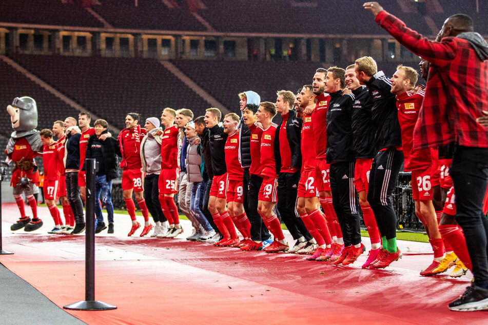 Die Spieler von Union Berlin feiern den Einzug in die Gruppenphase der UEFA Conference League im Berliner Olympiastadion.