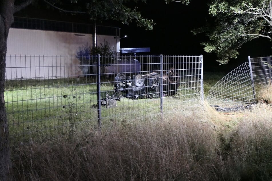 Der Jeep war von der Fahrbahn abgekommen und durch einen Zaun gebrochen.