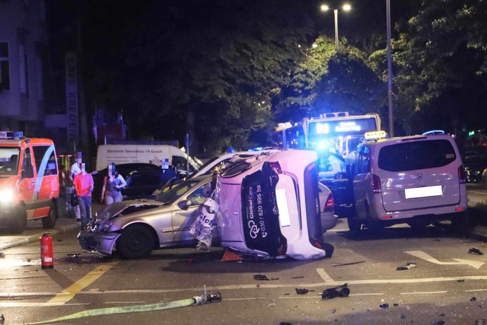 Eines der am Unfall in Charlottenburg beteiligten Autos landete auf der Seite.