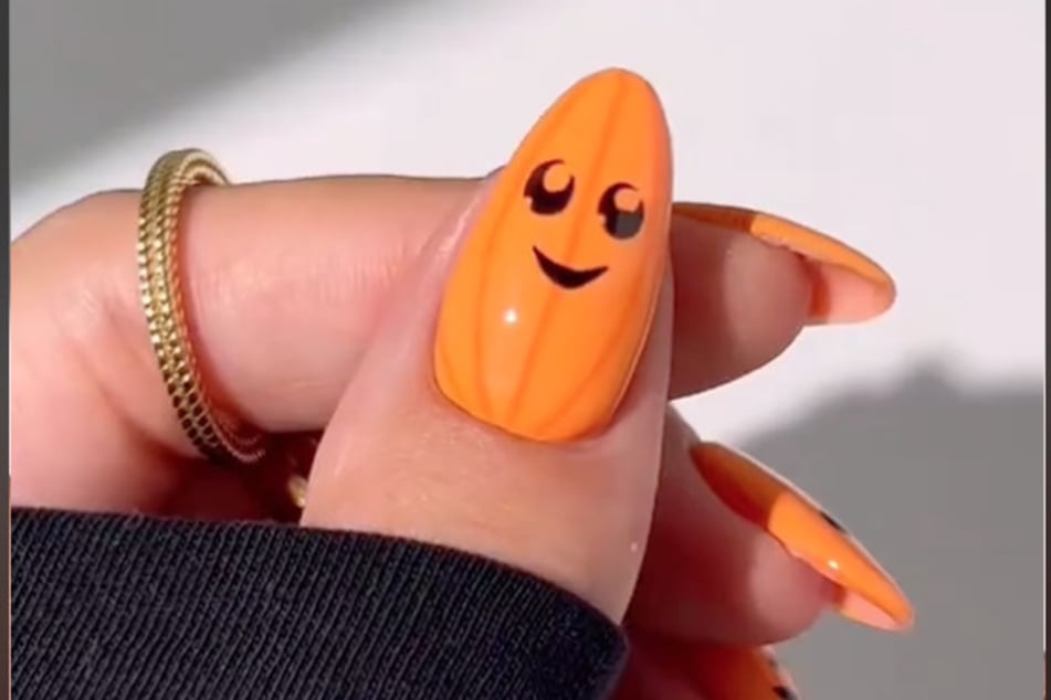 TikToker @halloweennails2024 shared how turn your nails into pumpkins before midnight with this adorable design.