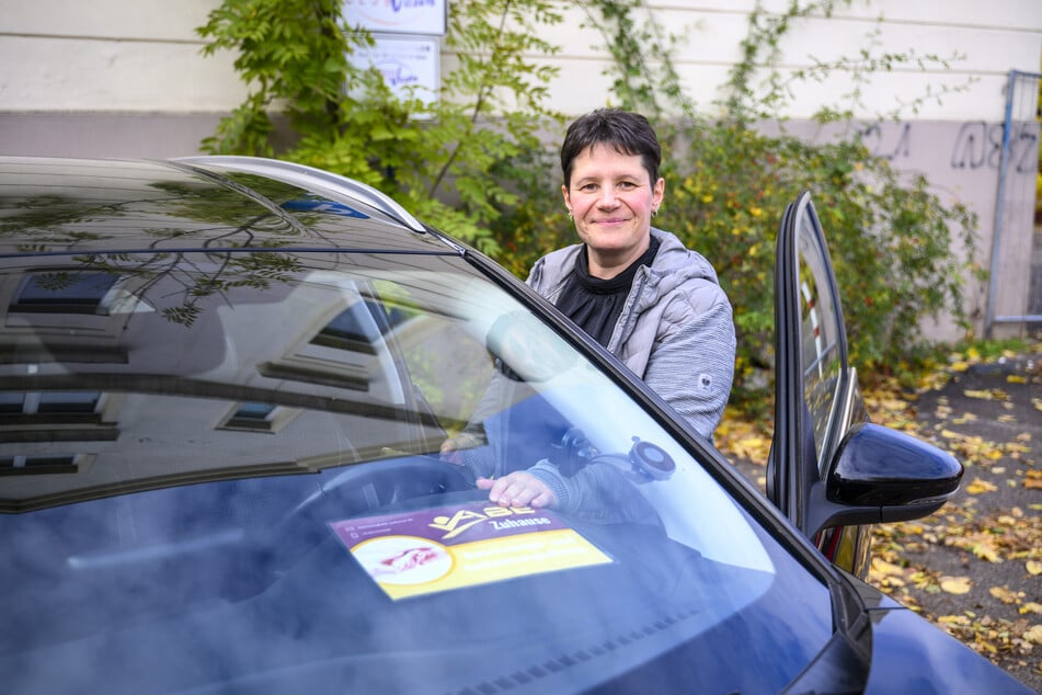 Unterwegs für ihre Klienten: ABE-Standortleiterin Nadine Kießling (44) sucht dringend ehrenamtliche Helfer, um die wachsende Nachfrage bewältigen zu können.